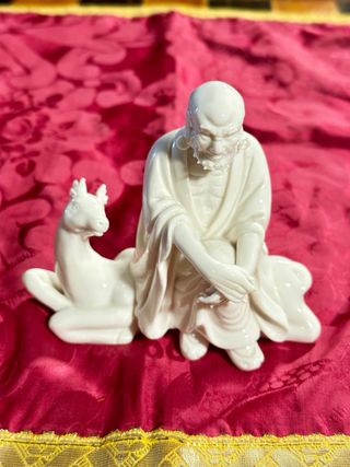 Figura Dehua de un  Lohan Sentado sobre un Ciervo