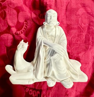 Figura Dehua de un  Lohan Sentado sobre un Ciervo