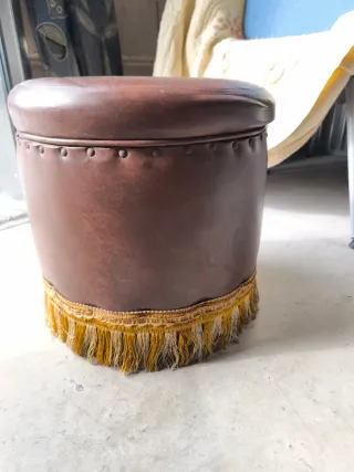 Puf baúl vintage marrón con flecos