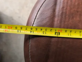 Puf baúl vintage marrón con flecos