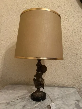 Lámpara de mesita de bronce con figura de Ángel.