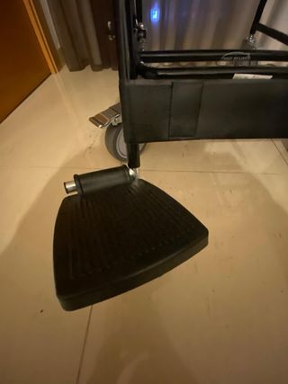 Silla de ruedas con orinal. Nueva, sin uso