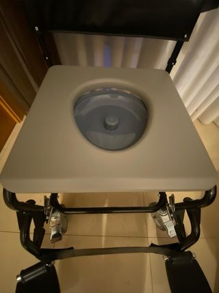Silla de ruedas con orinal. Nueva, sin uso