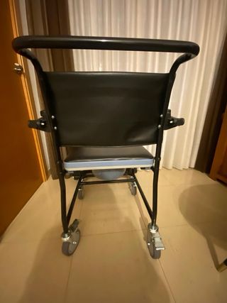 Silla de ruedas con orinal. Nueva, sin uso