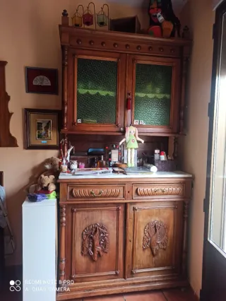 Armario de madera con puertas de cristal