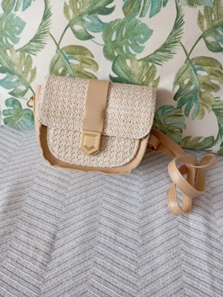 Bolso de rafia con detalles dorados