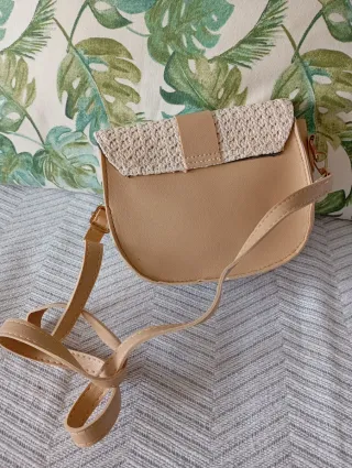 Bolso de rafia con detalles dorados