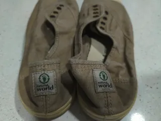Zapatillas Natural World marrón.