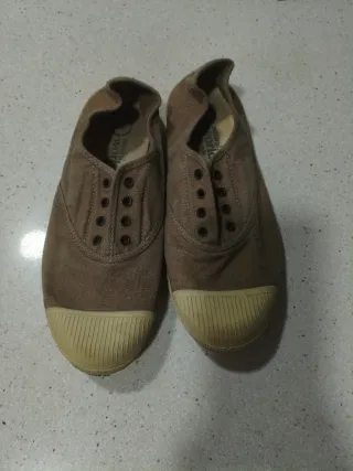 Zapatillas Natural World marrón.