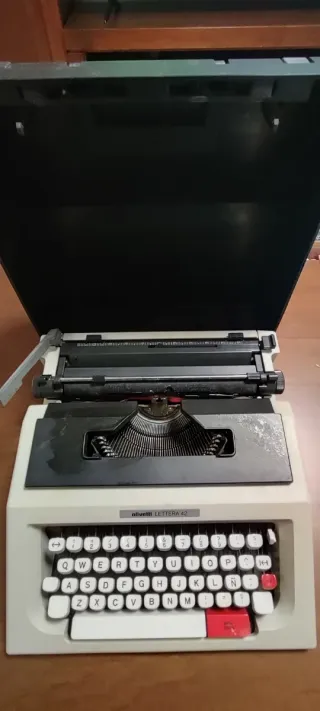 Máquina de escribir Olivetti Lettera 42