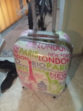 Maleta juvenil de viaje con diseño de ciudades