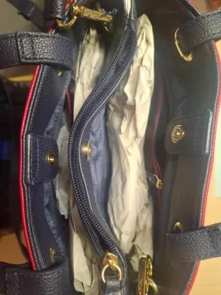 Bolso Tommy Hilfiger azul y rojo