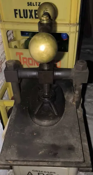 Enorme prensa de encuadernación antigua.