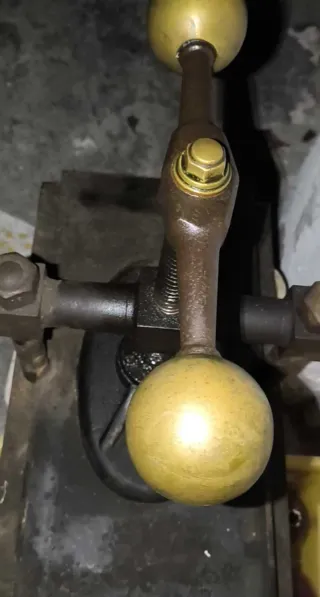 Enorme prensa de encuadernación antigua.