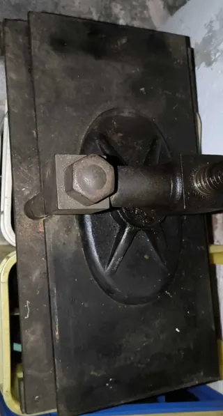 Enorme prensa de encuadernación antigua.