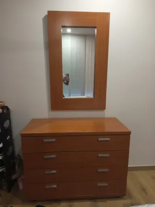 Cómoda de madera con espejo