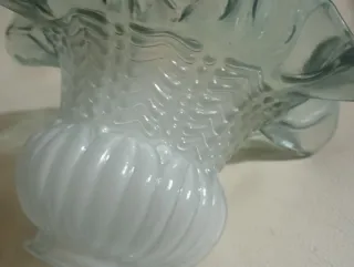 Tulipa de cristal con borde ondulado