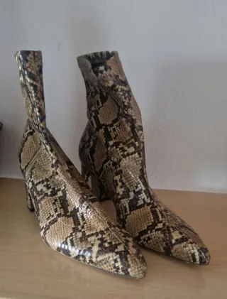 Botines piel serpiente tacón cremallera