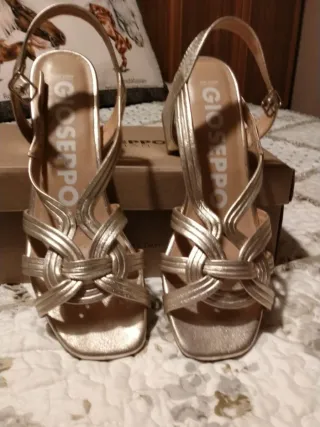 Sandalias doradas Gioseppo mujer