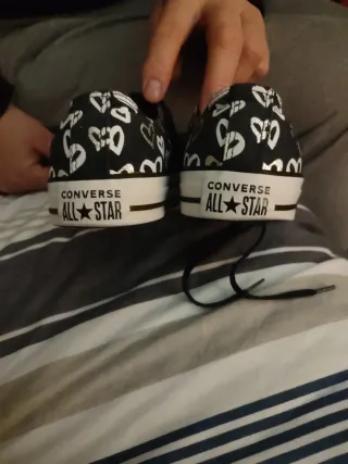 Converse negras con estampado de corazones
