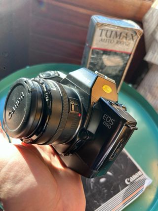 Cámara Canon EOS 650 + Flash Tumax