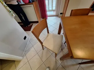 Parete soggiorno con tavolo e sedie