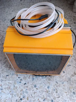 Televisor antiguo amarillo y negro
