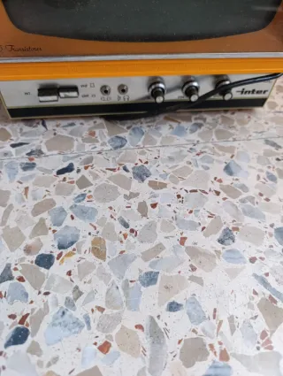 Televisor antiguo amarillo y negro