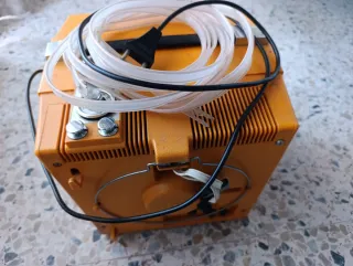 Televisor antiguo amarillo y negro