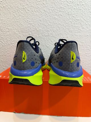 Nike Vomero 17 Talla 42 Azul y Amarillo