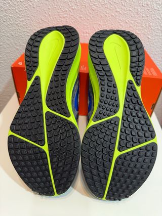 Nike Vomero 17 Talla 42 Azul y Amarillo