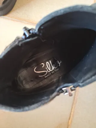 Stivaletti neri con stampa animalier