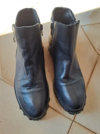 Stivaletti neri con stampa animalier