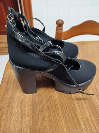 Zapatos negros de tacón con plataforma