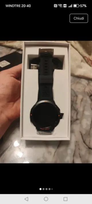 Smartwatch nero con dettagli arancioni