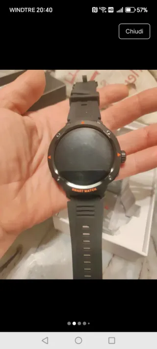 Smartwatch nero con dettagli arancioni