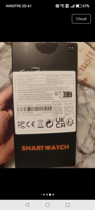 Smartwatch nero con dettagli arancioni