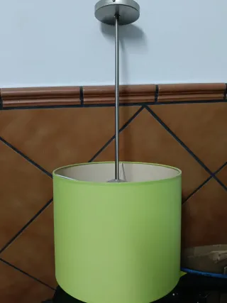 Lámparas de tela verde y naranja