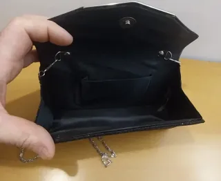 Pequeña Cartera Negra Brillante con Cadena p/Dama