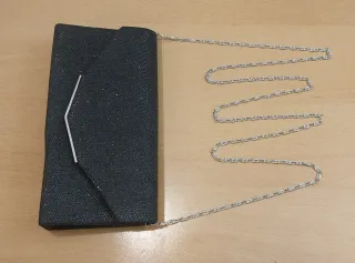 Pequeña Cartera Negra Brillante con Cadena p/Dama