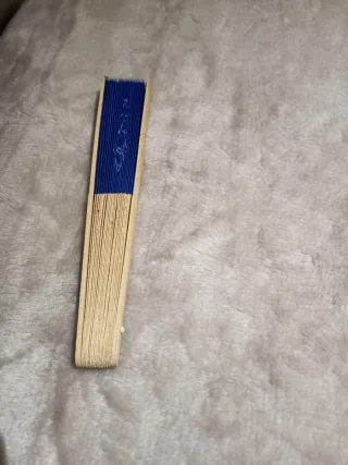 Abanico plegable azul y beige