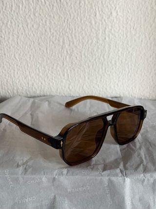 Gafas de sol marrones y negras