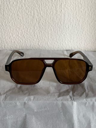 Gafas de sol marrones y negras