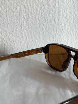 Gafas de sol marrones y negras