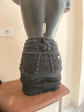 Falda de GUESS vaquera negra desgastada. S/M 27