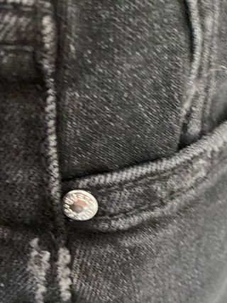Falda de GUESS vaquera negra desgastada. S/M 27