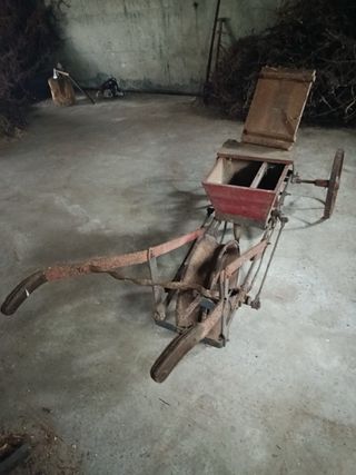 Sementadora antigua de hierro y madera