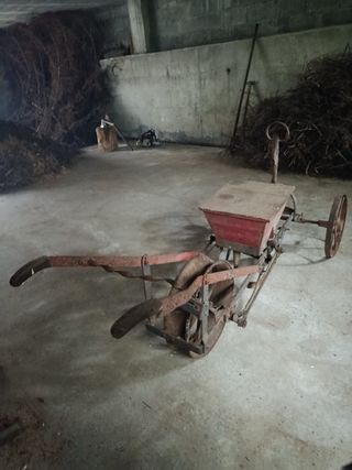 Sementadora antigua de hierro y madera