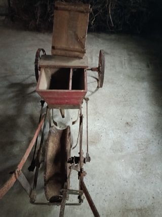 Sementadora antigua de hierro y madera