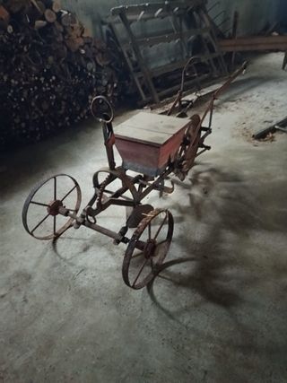 Sementadora antigua de hierro y madera